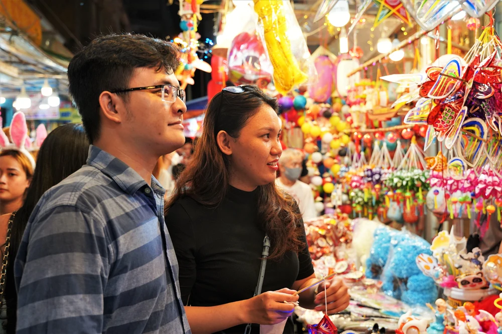 Như mọi năm, chị Trúc Vy và anh Bảo Anh (ngụ quận Gò Vấp, TP.HCM) chọn phố lồng đèn Lương Nhữ Học làm điểm vui chơi, hẹn hò. Chị Trúc Vy cho biết: “Tụi mình đi từ hồi 18 giờ đến giờ là gần 21 giờ mà chưa về tại vui quá. Sớm giờ chen chút cũng hơi mệt nhưng mà lễ phải chịu thôi”.