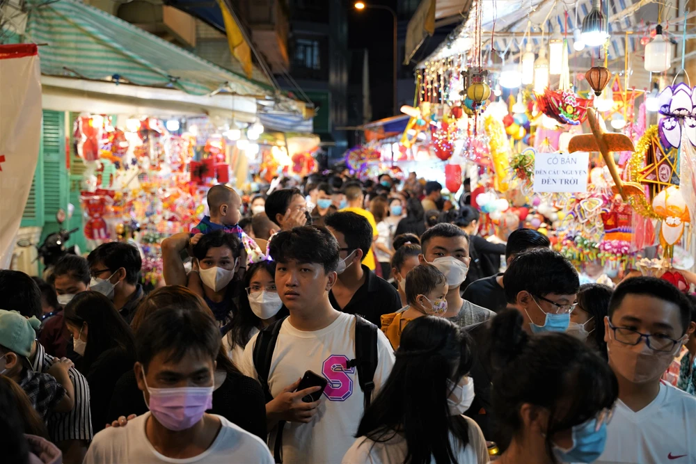 Dòng người chen chúc nhau đến tận cuối con phố Lương Nhữ Học.