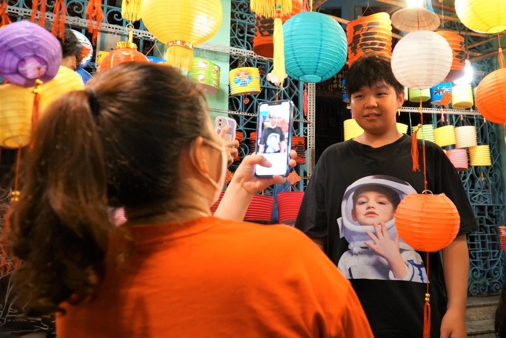 Phố lồng đèn còn là địa điểm thu hút mọi người đến check-in.