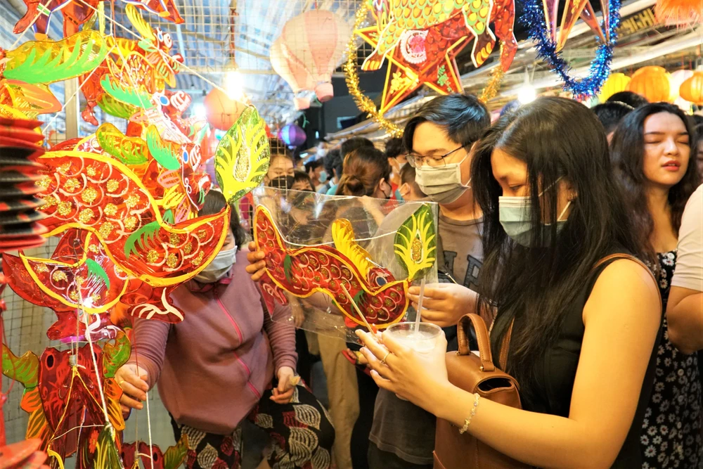 Những chiếc lồng đèn truyền thống được các bạn trẻ ưa chuộng trong dịp Trung thu năm nay.