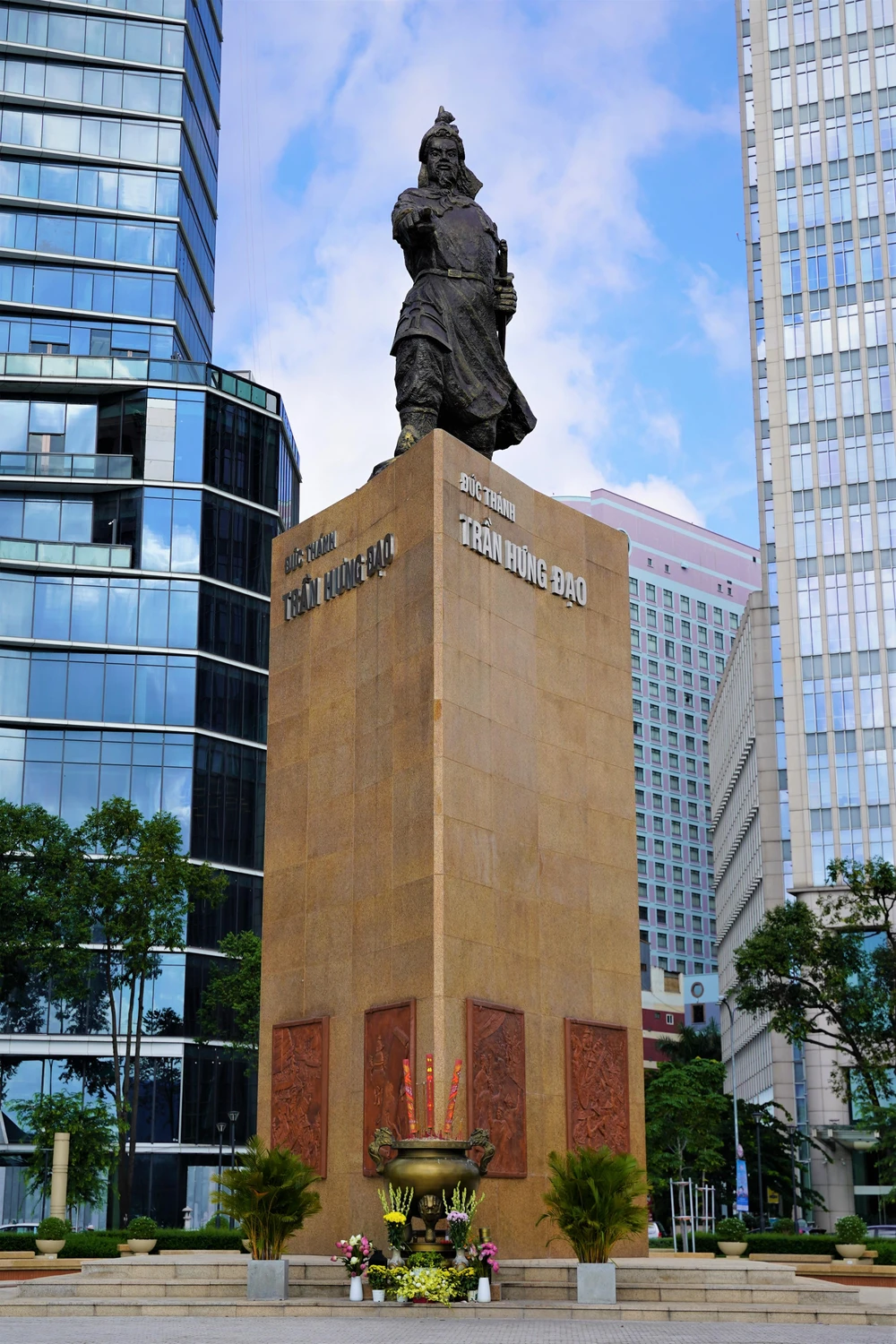 Ngoài Đền thờ Đức Thánh Trần Hưng Đạo trên đường Võ Thị Sáu (quận 1, TP.HCM), tượng của Đức Thánh cũng được dựng ở quảng trường Mê Linh (quận 1, TP.HCM). Ảnh: BẢO PHƯƠNG Ngoài Đền thờ Đức Thánh Trần Hưng Đạo trên đường Võ Thị Sáu (quận 1, TP.HCM), tượng của Đức Thánh cũng được dựng ở quảng trường Mê Linh (quận 1, TP.HCM). Ảnh: BẢO PHƯƠNG