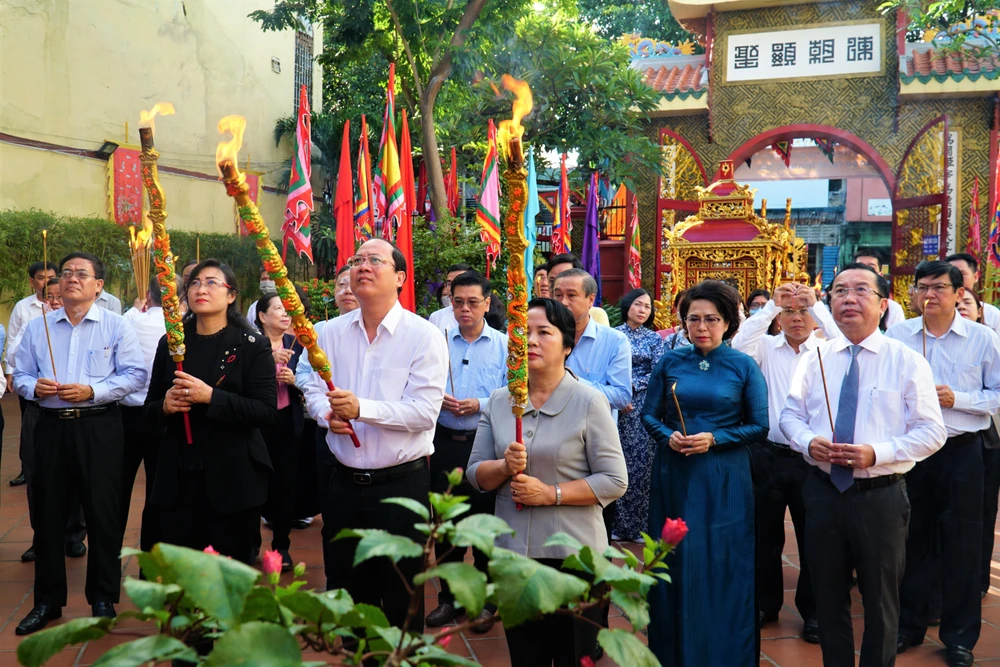 Lãnh đạo Thành ủy, UBND TP.HCM cùng lãnh đạo các sở, ngành, địa phương dâng hương lên Đức Thánh Trần. Ảnh: BẢO PHƯƠNG Lãnh đạo Thành ủy, UBND TP.HCM cùng lãnh đạo các sở, ngành, địa phương dâng hương lên Đức Thánh Trần. Ảnh: BẢO PHƯƠNG