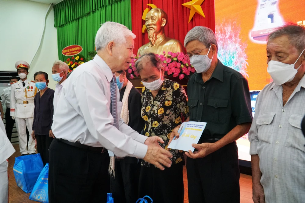 Nguyên Chủ tịch nước Nguyễn Minh Triết tặng quà cho gia đình chính sách. Ảnh: BẢO PHƯƠNG