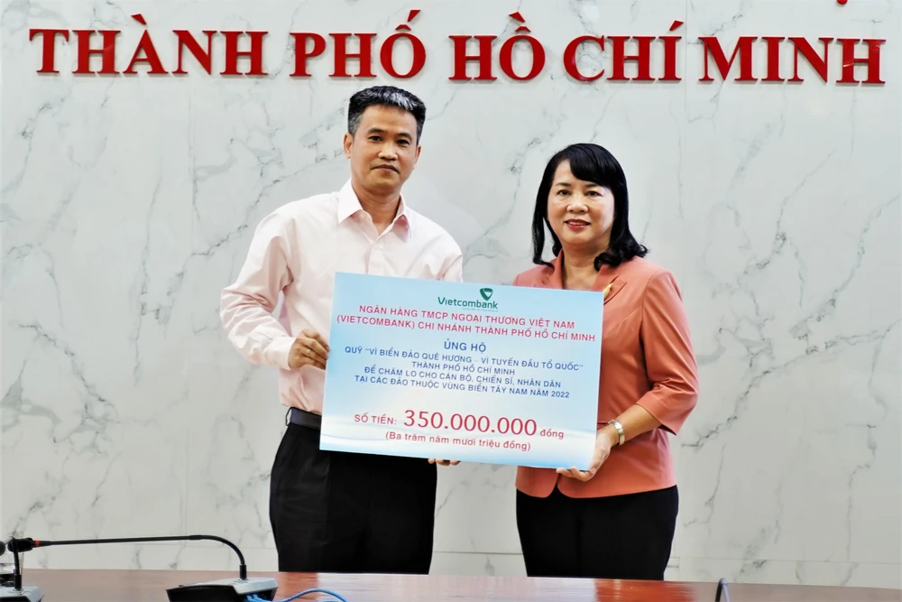 Theo bà Yến, hội đồng quản lý quỹ “Vì biển đảo quê hương – Vì tuyến đầu tổ quốc” trân trọng sự sẻ chia, hỗ trợ từ 19 đơn vị, doanh nghiệp. Ảnh: BẢO PHƯƠNG