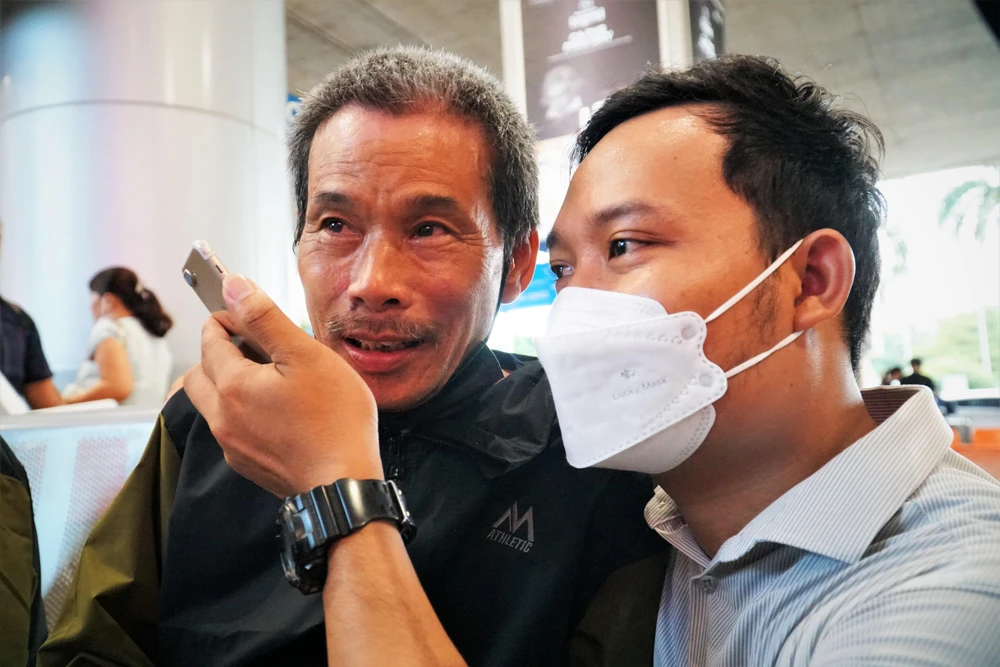 Ngư dân xúc động khi gọi điện về báo bình an cho người thân. Ảnh: BẢO PHƯƠNG