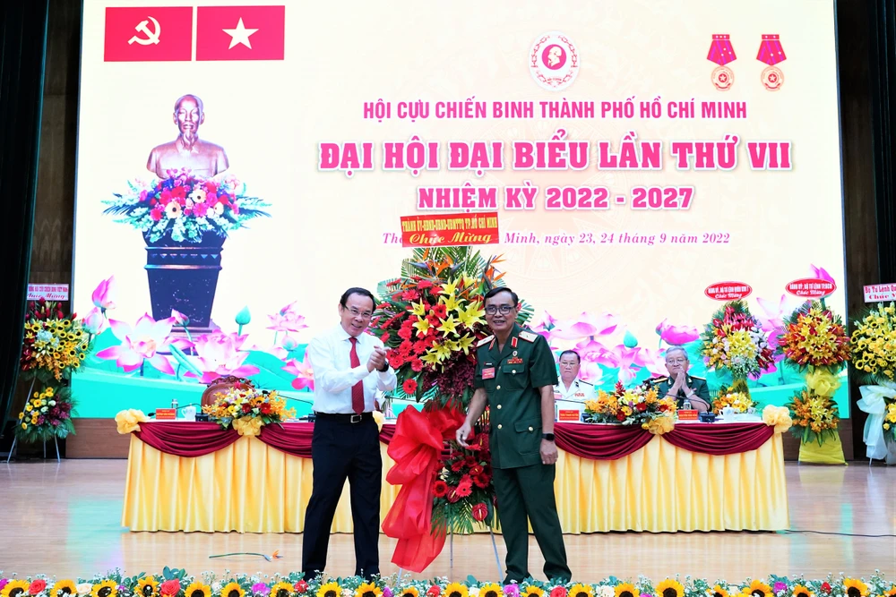 Bí thư Thành uỷ TP.HCM Nguyễn Văn Nên chúc mừng Đại hội. Ảnh: BẢO PHƯƠNG