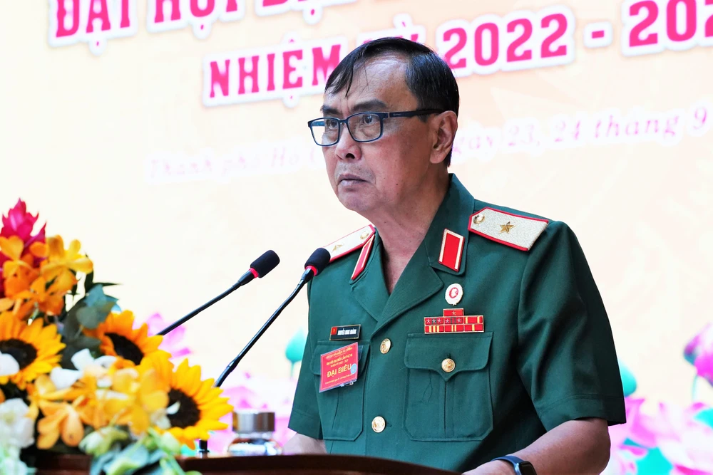 Thiếu tướng Nguyễn Minh Hoàng báo cáo tại Đại hội. Ảnh: BẢO PHƯƠNG