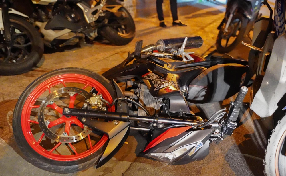 Chiếc xe của hai thanh niên bị xe của CSGT ép ngã tại 17B Út Tịch, phường 4, quận Tân Bình. Ảnh: BẢO PHƯƠNG