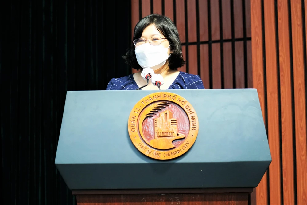 Bà Văn Thị Bạch Tuyết trả lời kiến nghị của cử tri. Ảnh: BẢO PHƯƠNG