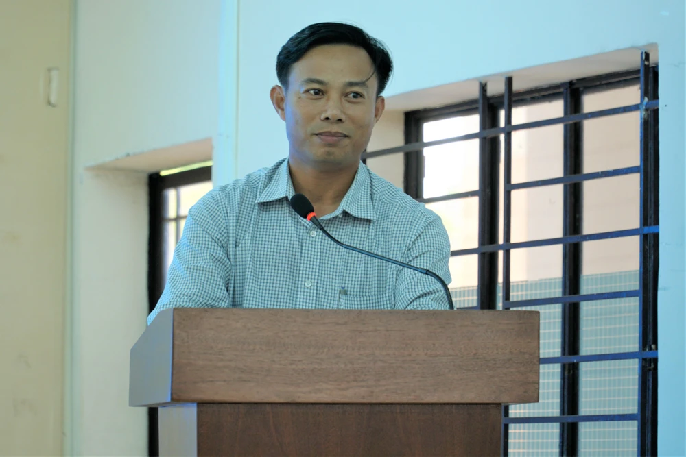 Phó Chủ tịch UBND quận Gò Vấp Nguyễn Ngọc Anh trả lời kiến nghị của cử tri. Ảnh: BẢO PHƯƠNG