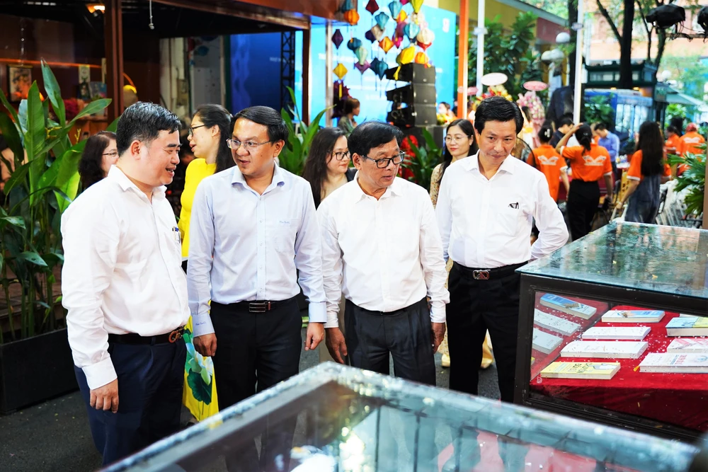 Các đại biểu tham quan triển lãm. Ảnh: BẢO PHƯƠNG