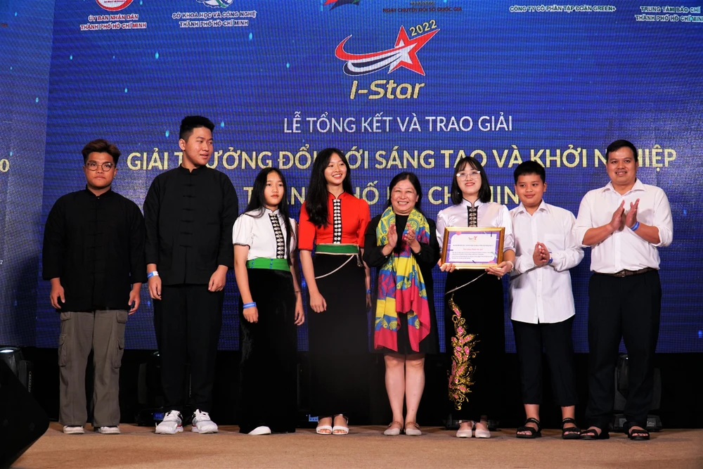 Mô hình “Giải pháp học chữ dân tộc Thái Việt Nam” được bà Nguyễn Phi Vân trao giải. Ảnh: BẢO PHƯƠNG