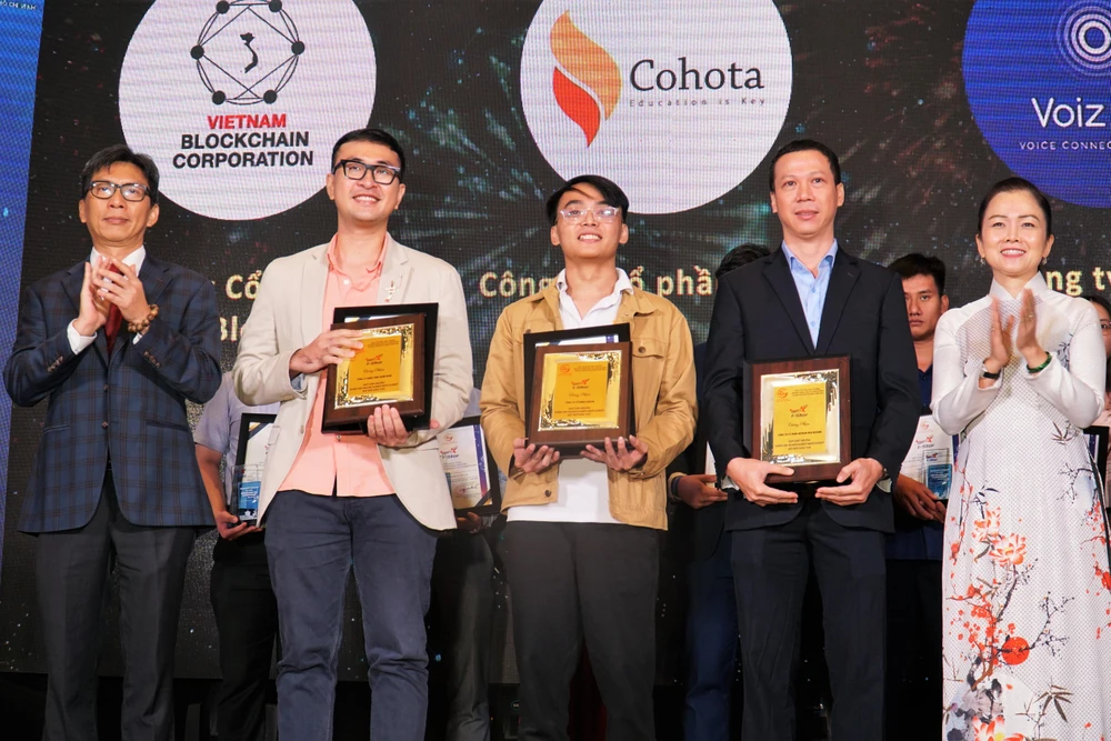 BTC trao giải cho 3 doanh nghiệp đổi mới sáng tạo. Ảnh: BẢO PHƯƠNG