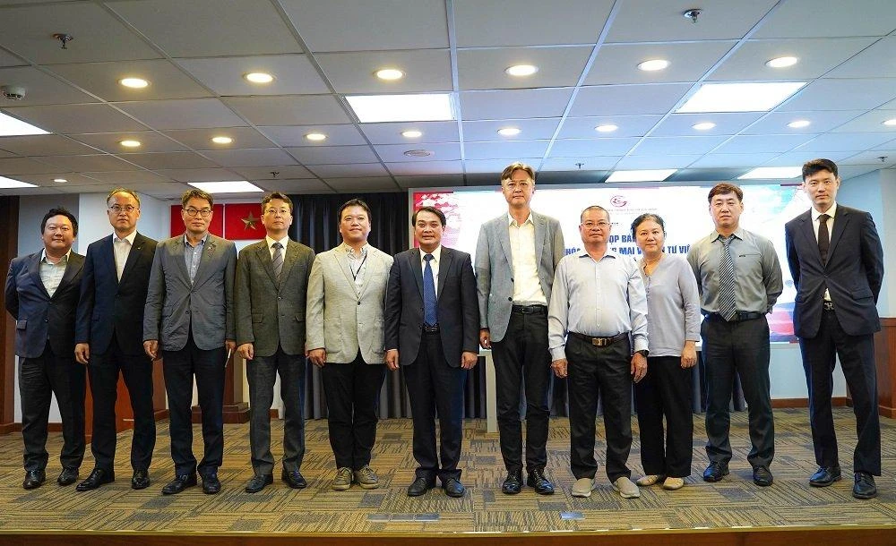 Lãnh đạo TP.HCM cùng các đại biểu tại họp báo. Ảnh: BẢO PHƯƠNG