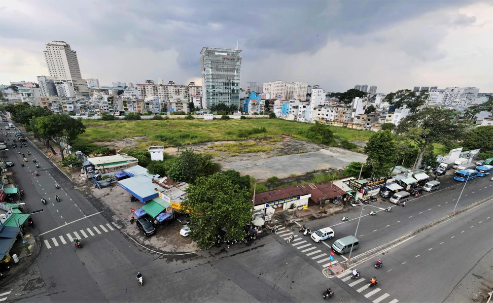 Hiện tại khu "đất vàng" có trị giá ước tính lên tới hàng ngàn tỉ đồng. Ảnh: BẢO PHƯƠNG Hiện tại khu "đất vàng" có trị giá ước tính lên tới hàng ngàn tỉ đồng. Ảnh: BẢO PHƯƠNG