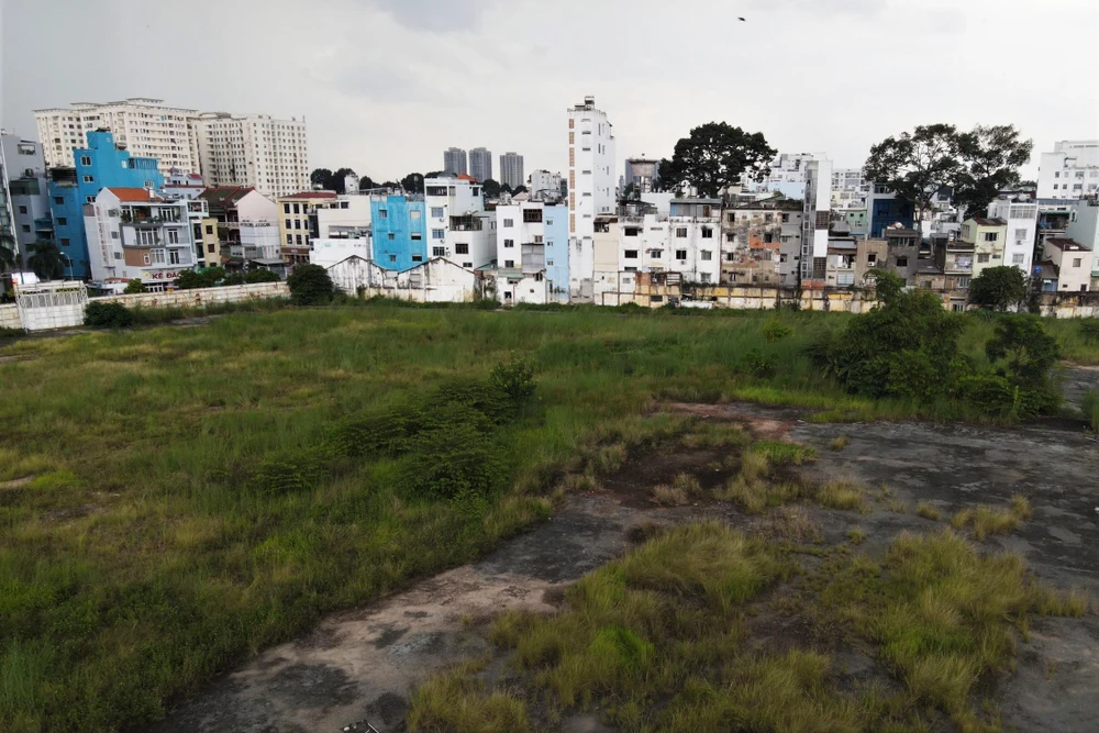 Vì bỏ hoang nhiều năm, khu đất phủ đầy cỏ dại. Ảnh: BẢO PHƯƠNG Vì bỏ hoang nhiều năm, khu đất phủ đầy cỏ dại. Ảnh: BẢO PHƯƠNG