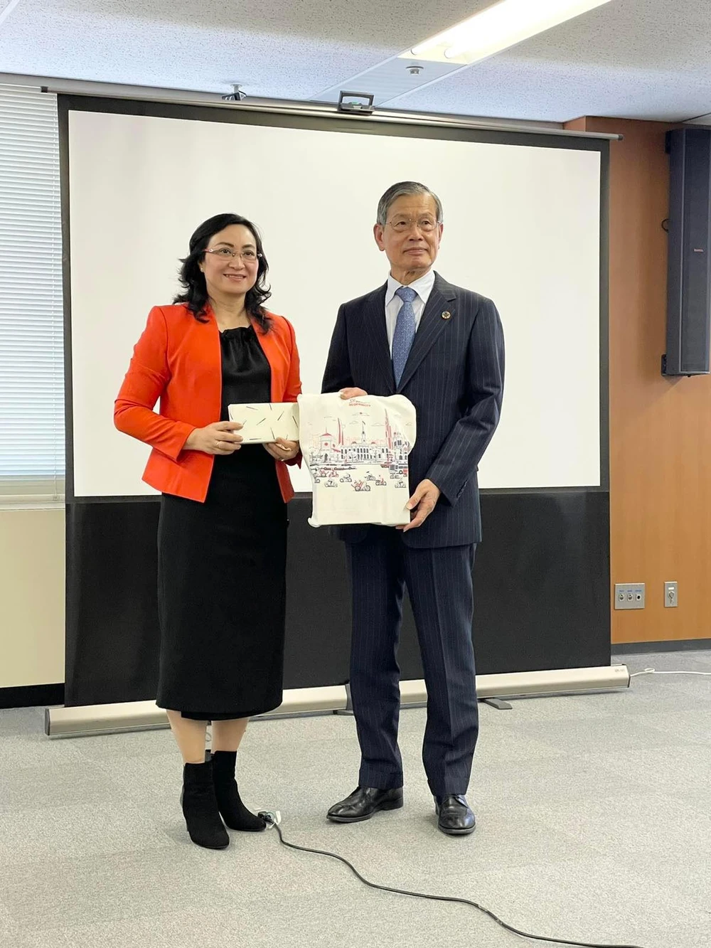 Phó Chủ tịch UBND TP.HCM Phan Thị Thắng làm việc với ông Mizuno Akihisa. Giám đốc Trung tâm sáng kiến phát triển Nagoya (Nhật Bản). Ảnh: Sở Ngoại vụ TP.HCM