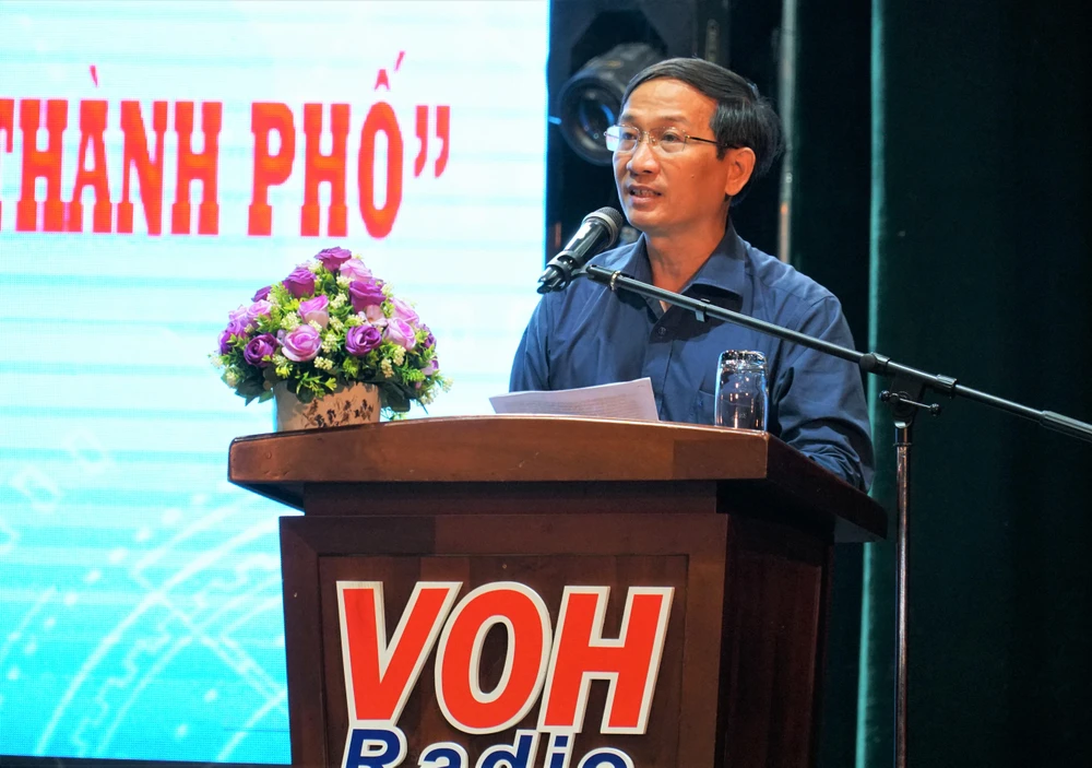 Ông Trần Hoàng, Tổng biên tập Tạp chí Doanh Nhân Sài Gòn phát biểu đề dẫn tại hội nghị. Ảnh: BẢO PHƯƠNG