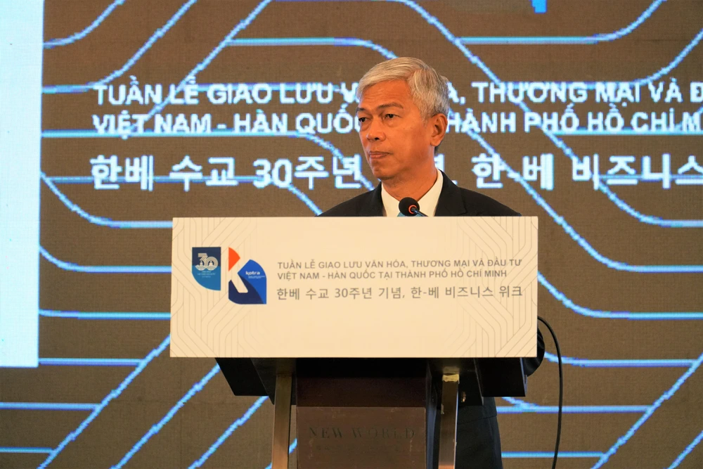 Phó Chủ tịch UBND TP.HCM Võ Văn Hoan phát biểu tại hội thảo. Ảnh: BẢO PHƯƠNG