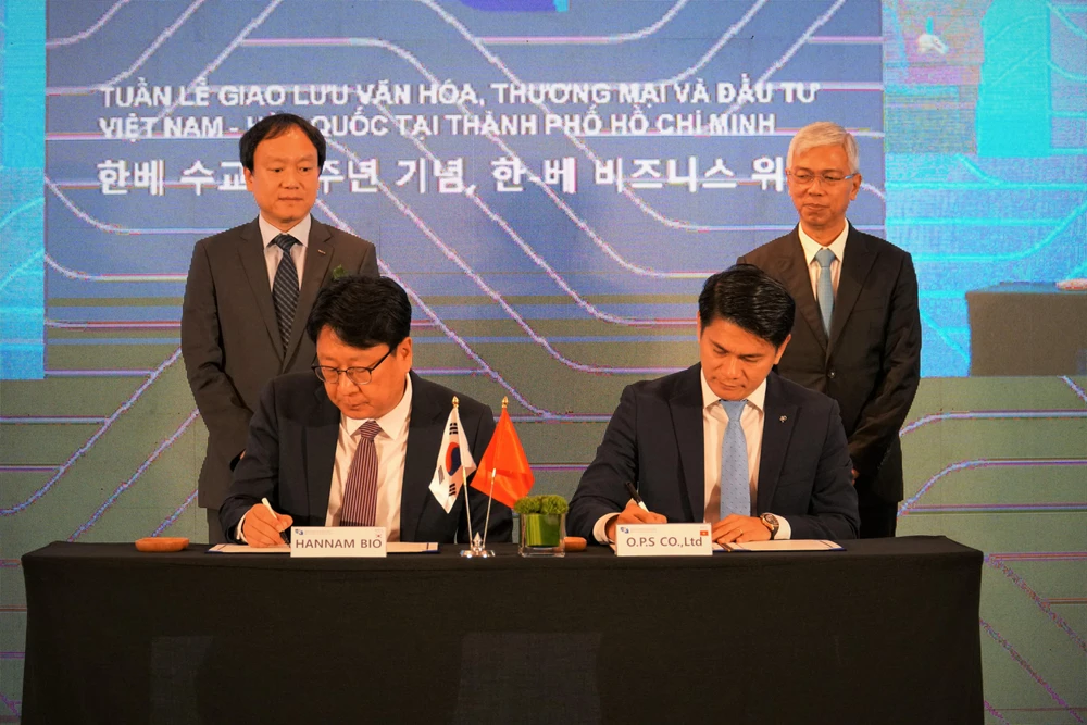 Doanh nghiệp Việt Nam và Hàn Quốc đã thực hiện lễ ký kết MOU. Ảnh: BẢO PHƯƠNG