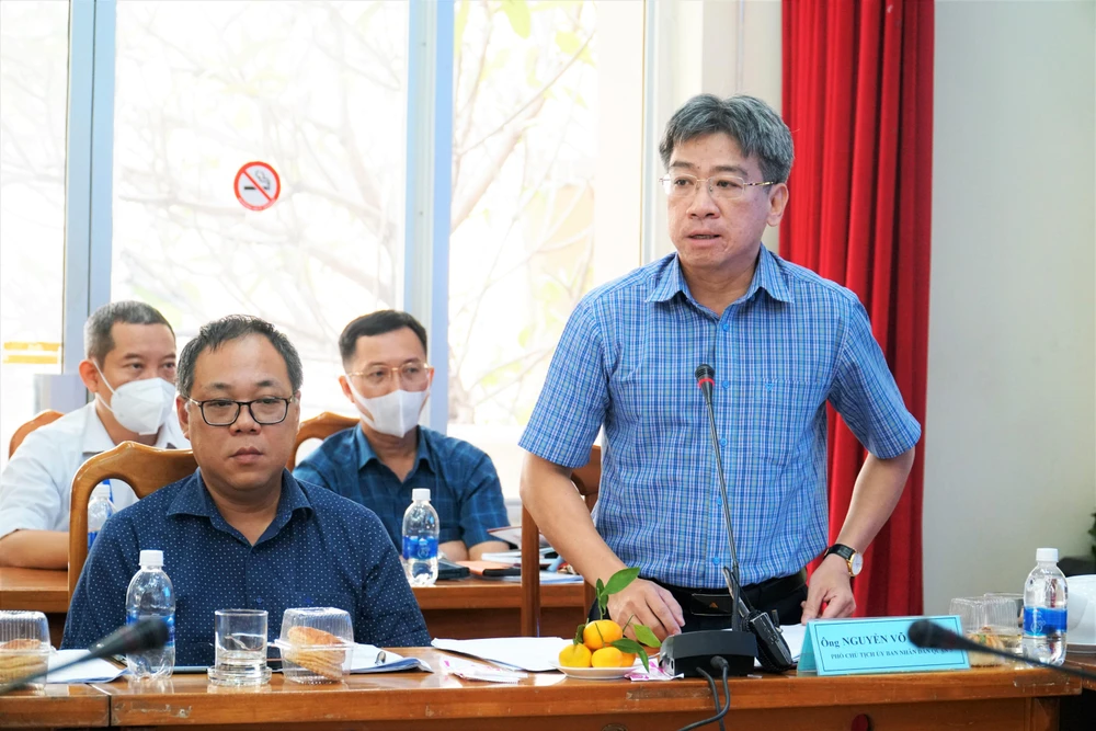 Ông Nguyễn Võ Xuân Kỳ, Phó Chủ tịch UBND quận 5 nếu kiến nghị với đoàn giám sát. Ảnh: BẢO PHƯƠNG