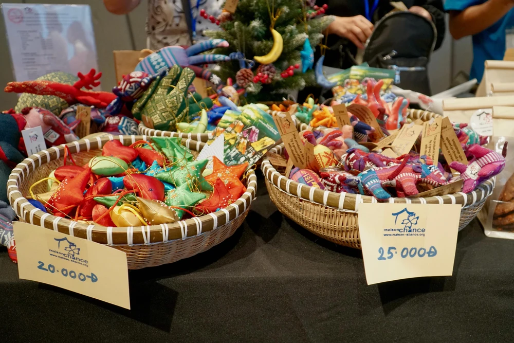 Đồ thủ công được cắt may khéo léo giá từ 20.000 đồng đến 25.000 đồng. Ảnh: BẢO PHƯƠNG