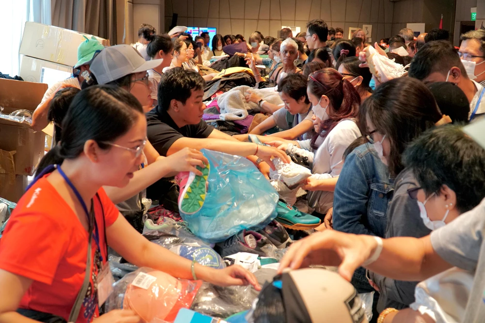 Gian hàng của công ty anh Phú bày bán đa dạng mặt hàng với giá dao động từ 200.000 đồng đến 1 triệu đồng. Đây cũng là gian hàng thu hút nhiều khách mua sắm nhất tại hội chợ. Ảnh: BẢO PHƯƠNG