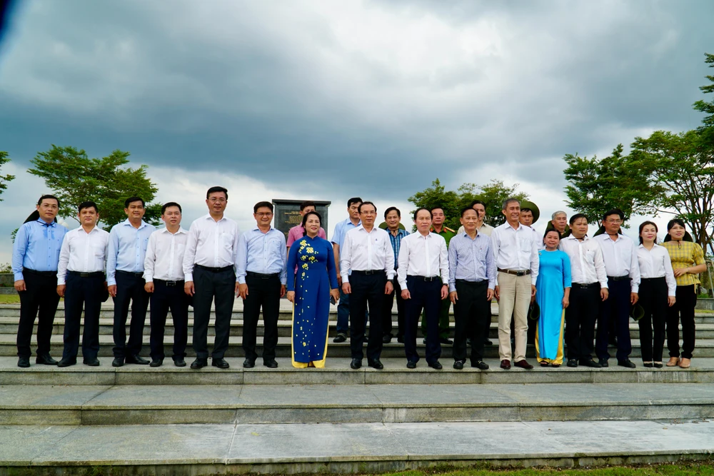 Lãnh đạo TP.HCM dâng hoa, dâng hương tại Khu Di tích lịch sử Láng Le - Bàu Cò, huyện Bình Chánh. Ảnh: BẢO PHƯƠNG