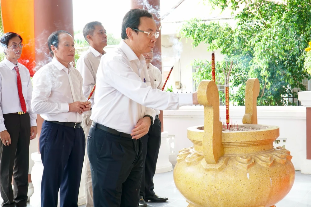 Bí thư Nguyễn Văn Nên thắp hương tại bia mộ liệt sĩ Trung tâm Văn hoá, huyện Bình Chánh. Ảnh: BẢO PHƯƠNG