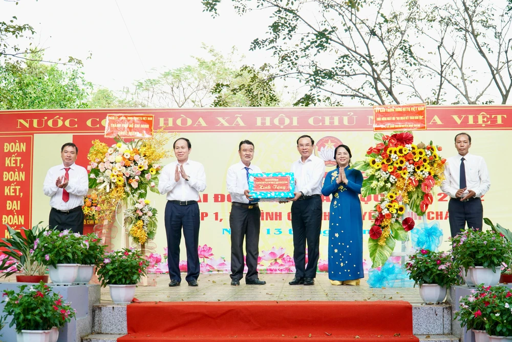 Bí thư Nguyễn Văn Nên trao hoa chúc mừng cho địa phương. Ảnh: BẢO PHƯƠNG