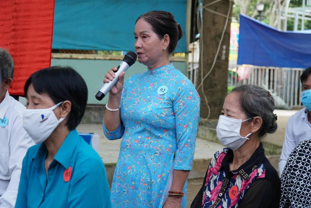 Bà Lưu Thị Ngọc Nhi muốn xin chính quyền cho thoát hộ nghèo tại ngày hội. Ảnh: BẢO PHƯƠNG