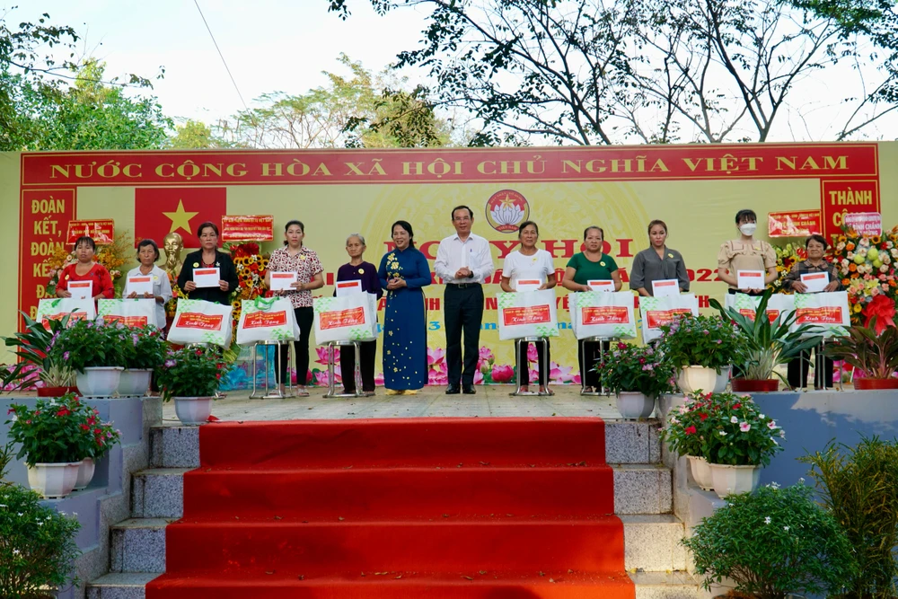 Lãnh đạo TP.HCM trao tặng 10 phần quà cho 10 hộ gia đình thuộc diện hộ nghèo của ấp. Ảnh: BẢO PHƯƠNG