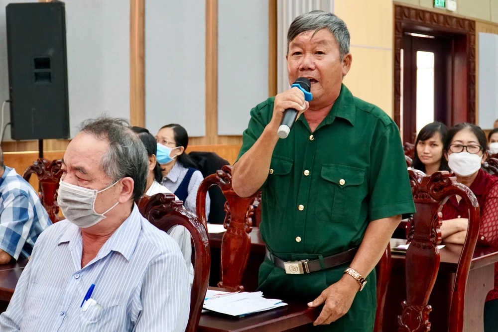 Cử tri Huỳnh Văn Tiền (xã Lê Minh Xuân) phát biểu tại buổi tiếp xúc. Ảnh: BẢO PHƯƠNG