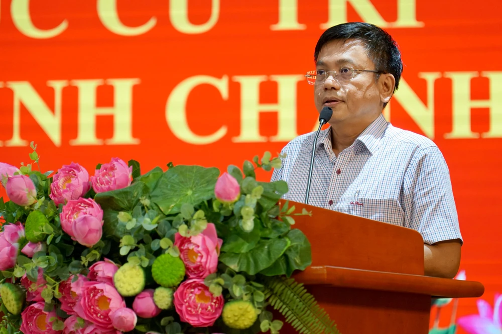 Phó Chủ tịch UBND huyện Bình Chánh Nguyễn Văn Tài trả lời kiến nghị của cử tri. Ảnh: BẢO PHƯƠNG