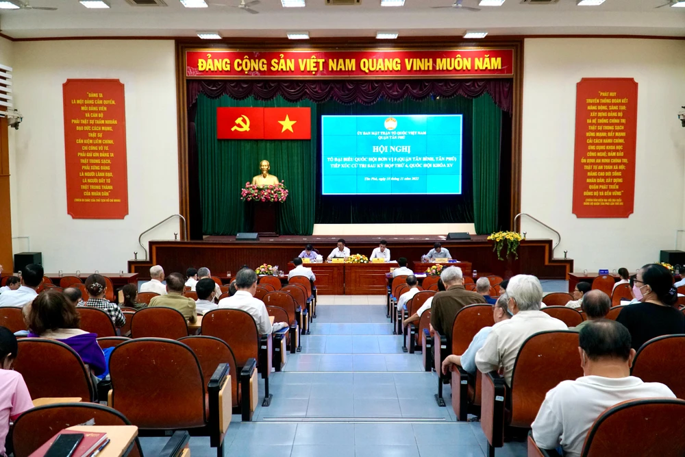 Toàn cảnh buổi tiếp xúc cử tri quận Tân Phú. Ảnh: BẢO PHƯƠNG