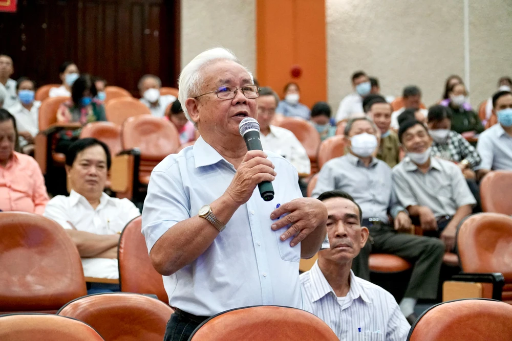 Cử tri quận Tân Phú kiến nghị trước tổ ĐBQH. Ảnh: BẢO PHƯƠNG