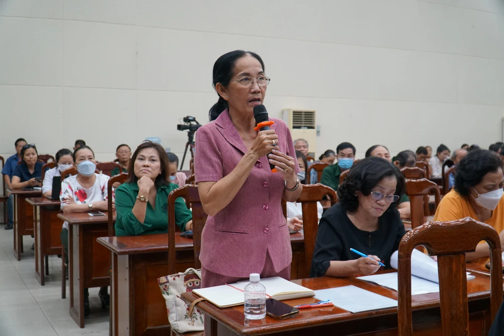 Cử tri Trần Thị Tuyết Hồng (phường Thạnh Lộc) kiến nghị tổ ĐBQH và HĐND TP và dự án trung tâm thương mại Ngã Tư Ga. Ảnh: BẢO PHƯƠNG