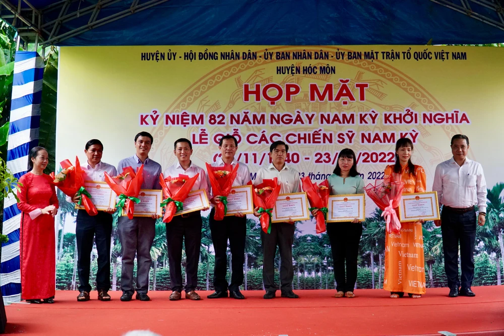 Nhân ngày họp mặt, huyện Hóc Môn đã trao giải thưởng cho tác giả tham gia cuộc thi sáng tác logo huyện. Ảnh: BẢO PHƯƠNG