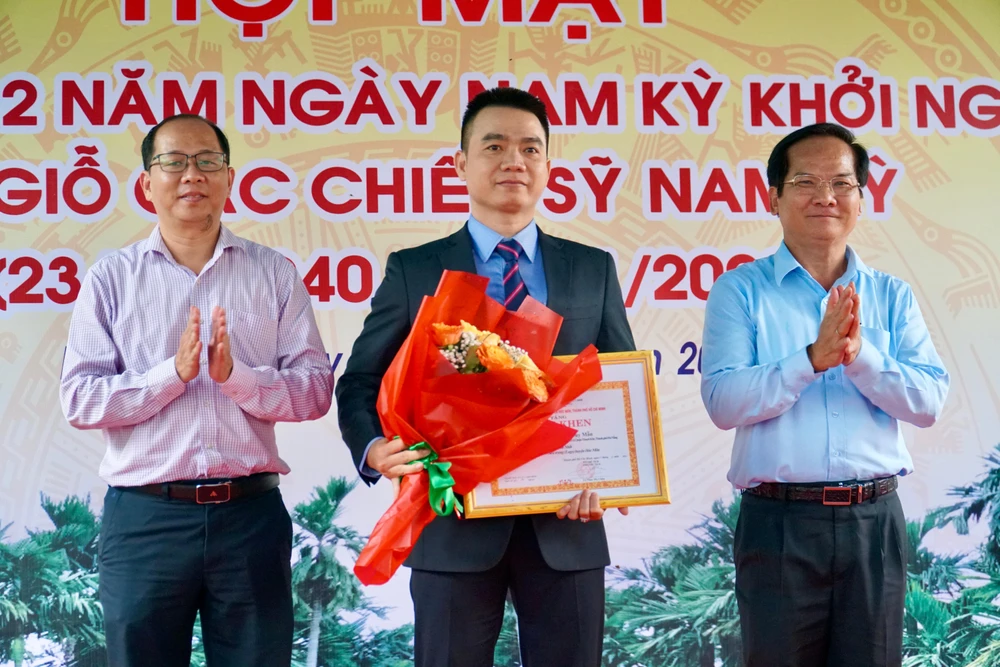 Huyện Hóc Môn trao giải nhất cho tác giả Nguyễn Ngọc Huy Mẫn cuộc thi sáng tác logo huyện. Ảnh: BẢO PHƯƠNG