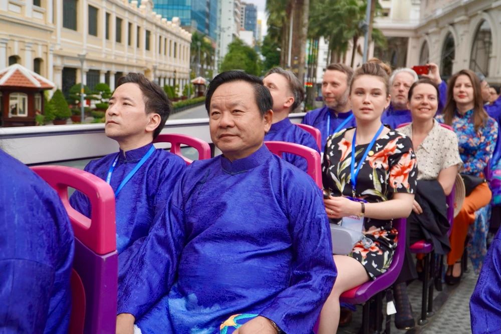 Tham quan TP bằng xe buýt 2 tầng là một trong những hoạt động thuộc khuôn khổ sự kiện Đối thoại Hữu nghị TP.HCM 2022. Ảnh: BẢO PHƯƠNG