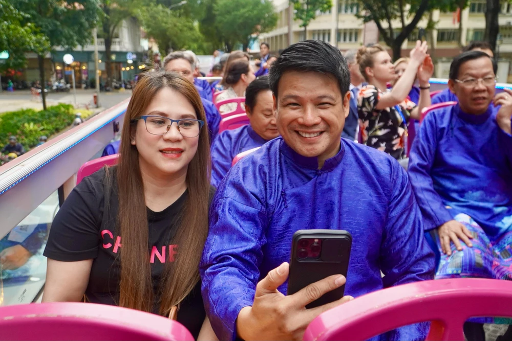 Phó Thị trưởng Thủ đô Manila (Philippines) John Marvin C.Nieto hào hứng khi tham quan TP. Ảnh: BẢO PHƯƠNG