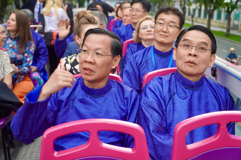 Chủ tịch UBND TP.HCM Phan Văn Mãi giới thiệu cảnh quan TP với ông Vilayvong Boutdakham, Bí thư, Tỉnh trưởng tỉnh Champasak (Lào). Ảnh: BẢO PHƯƠNG