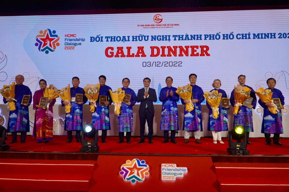 Lãnh đạo TP.HCM trao hoa và kỷ niệm chương cho đại diện 24 địa phương nước bạn đã dự sự kiện Đối thoại Hữu nghị TP.HCM năm 2022. Ảnh: BẢO PHƯƠNG