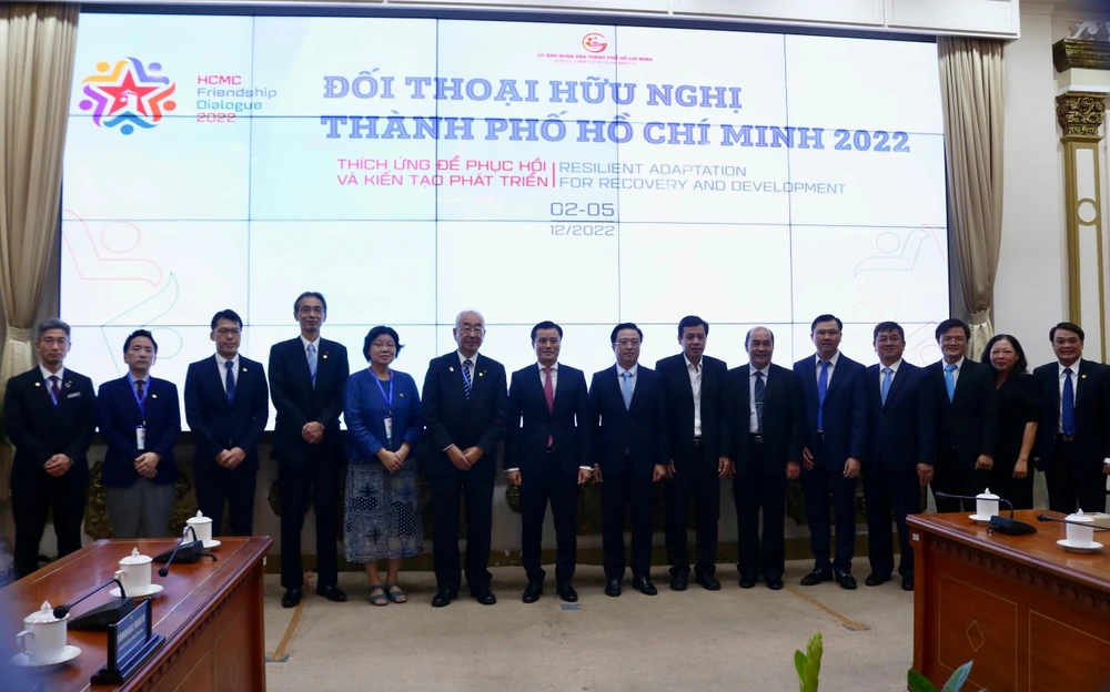 Đoàn đại biểu Nhật Bản chụp hình lưu niệm cùng Phó Chủ tịch UBND Bùi Xuân Cường và các lãnh đạo TP. Ảnh: ĐỨC HIỀN