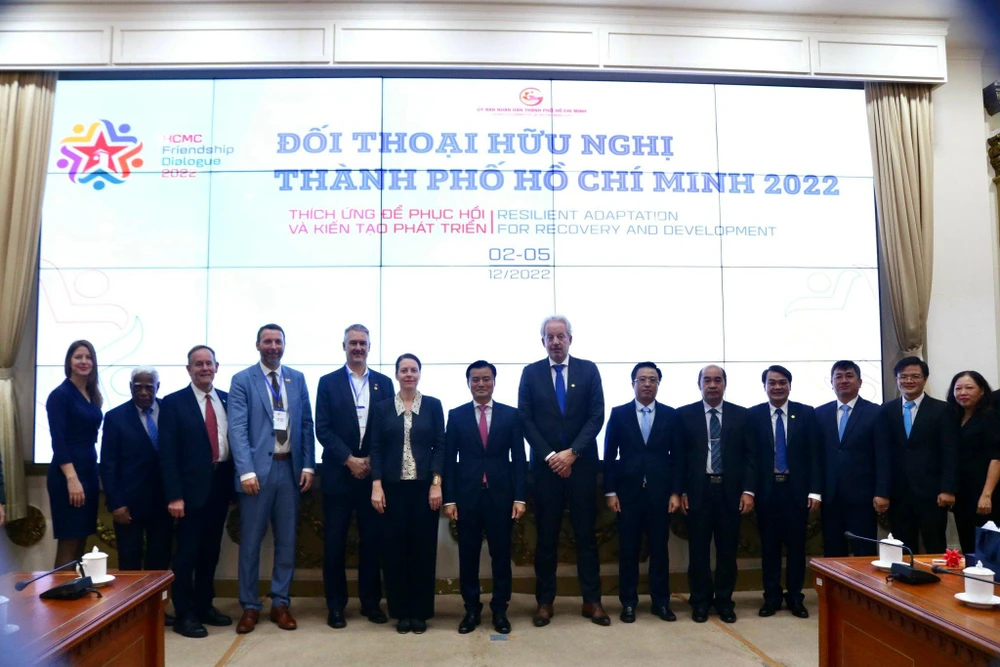 Đoàn đại biểu của Hà Lan, Mỹ, Đức, Úc chụp hình lưu niệm sau buổi tiếp xã giao. Ảnh: ĐỨC HIỀN