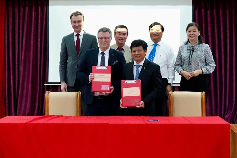 Hội Nhà báo Việt Nam và Tổ chức xã hội Hội Nhà báo Belarus đã ký kết bản ghi nhớ thỏa thuận hợp tác trong lĩnh vực báo chí. Ảnh: BẢO PHƯƠNG