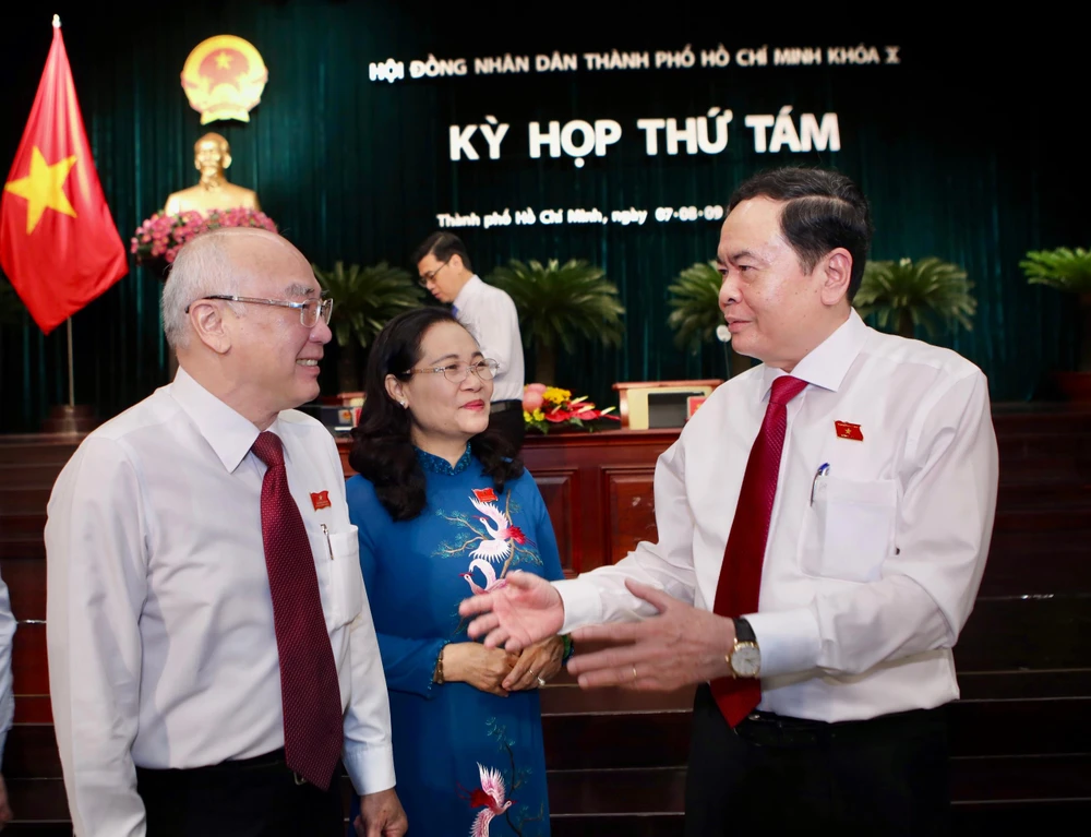 Ông Trần Thanh Mẫn thảo luận nội dung kỳ họp với lãnh đạo TP.HCM. Ảnh: NGUYỆT NHI Ông Trần Thanh Mẫn thảo luận nội dung kỳ họp với lãnh đạo TP.HCM. Ảnh: NGUYỆT NHI