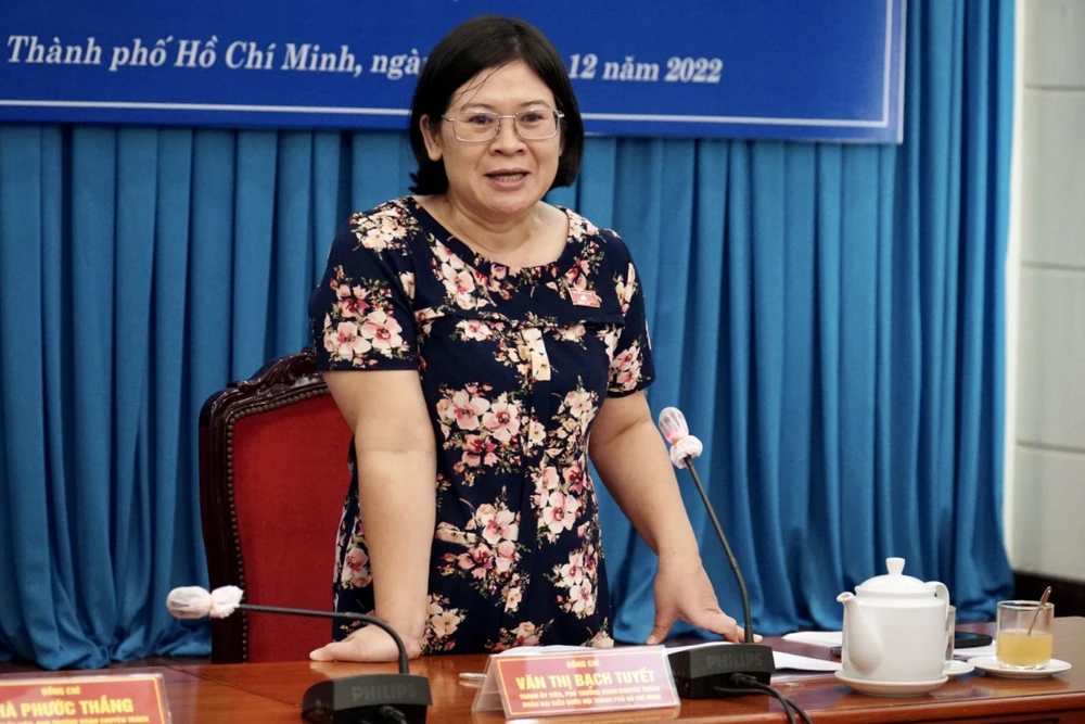 Bà Văn Thị Bạch Tuyết, Phó Trưởng đoàn chuyên trách Đoàn đại biểu Quốc hội TP.HCM, đề nghị các sở ngành sớm hoàn tất việc chi hỗ trợ. Ảnh: BẢO PHƯƠNG