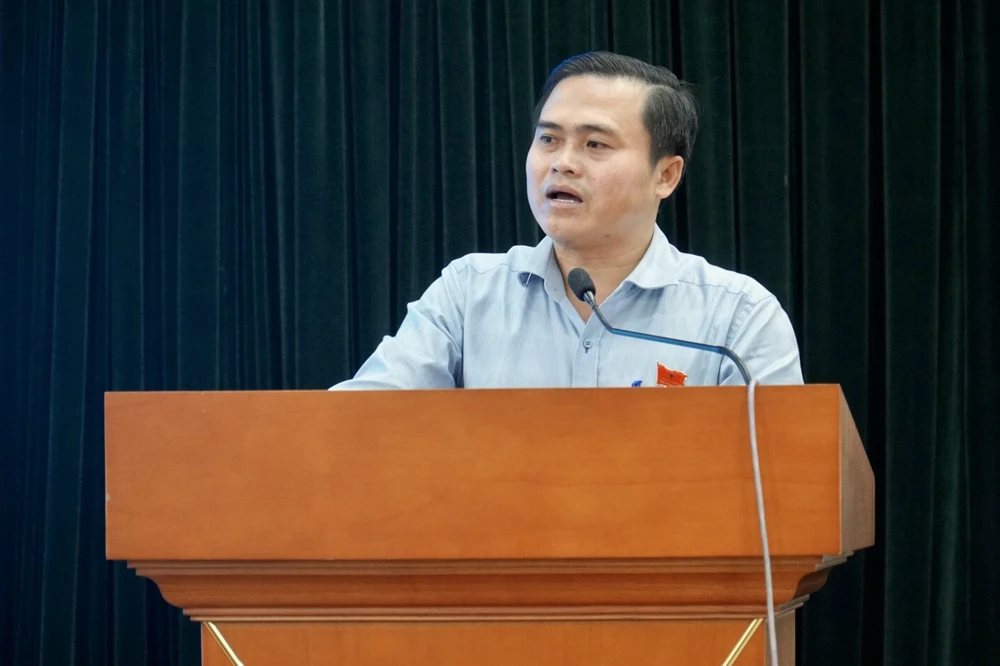 Ông Cao Thanh Bình, Trưởng Ban Văn hóa xã hội HĐND TP.HCM trả lời cử tri tại buổi tiếp xúc. Ảnh: BẢO PHƯƠNG