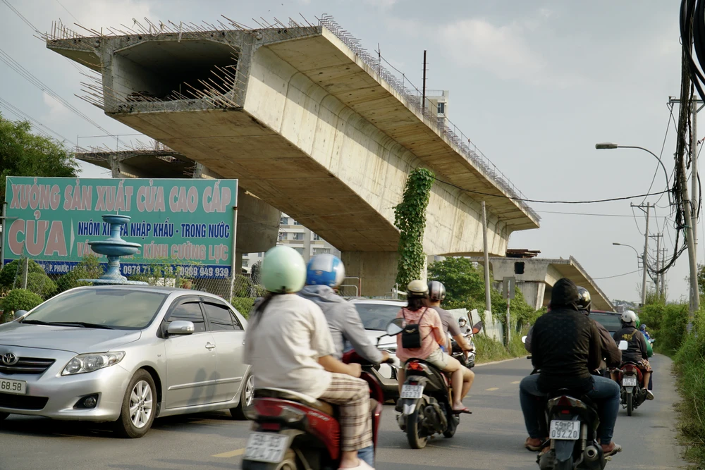 Dự án cầu Nam Lý (đường Đỗ Xuân Hợp, TP Thủ Đức) với vốn đầu tư 857 tỉ đồng phải "đắp chiếu" vì không có mặt bằng thi công. Ảnh: BẢO PHƯƠNG